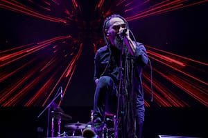 ¡Feliz cumple @walterflou 🎤 querido! 🖤 ¡Tu familia de FLOU 🎸 te desea un excelente día 🎂 y
